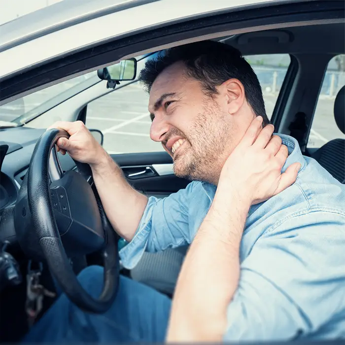Ergonomie ist beim Autofahren besonders wichtig, denn sonst können auf langen Autofahren Verspannungen im Nacken schlimme Schmerzen bereiten.