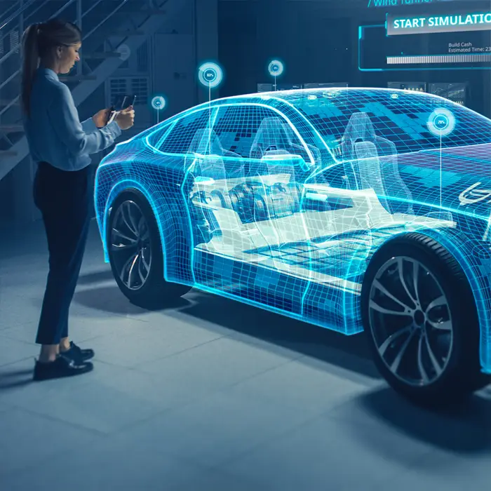 Eine Frau steht in einer Werkstatt vor der Visualisierung eines mit Software-definierten Fahrzeuges. In der Hand hält sie ein Tablet, auf dem sie das Fahrzeug konfigurieren kann.