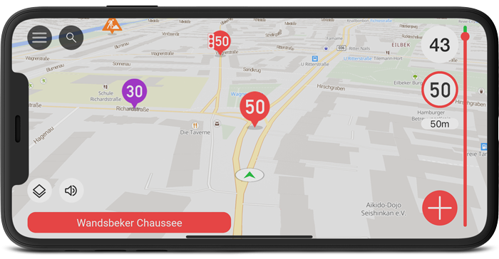 Ein schwarzes Smartphone im Querformat zeigt die Blitzer.de App im Karte-Modus. Auf der Karte sind verschiedene Symbole zu sehen, die Blitzer und Gefahren anzeigen. Der nächste Blitzer kommt in 50 Metern und kontrolliert die Geschwindigkeit 50 km/h.